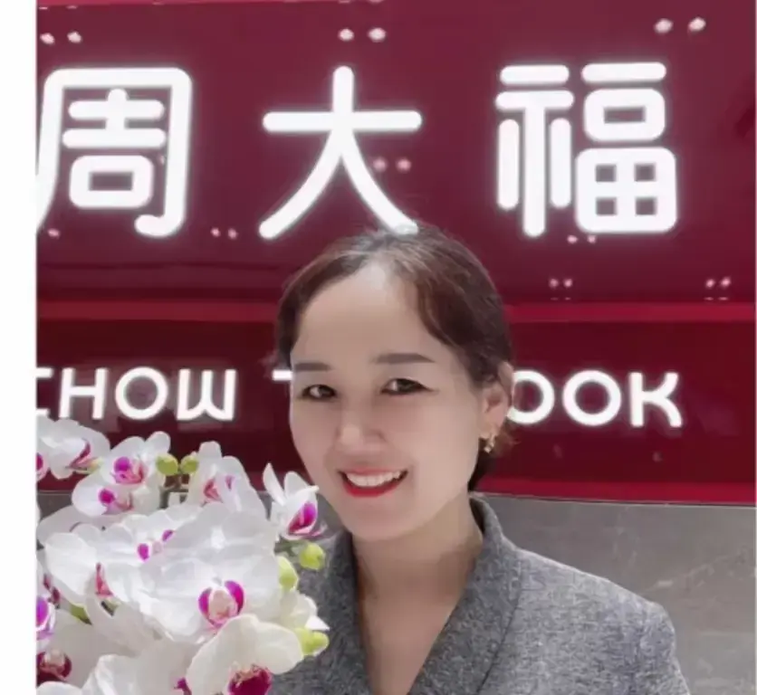 《盐城周大福金店一拖三事件》7分钟完整版 - 盐城射阳周大福无删减视频 - 高清画质免费观看