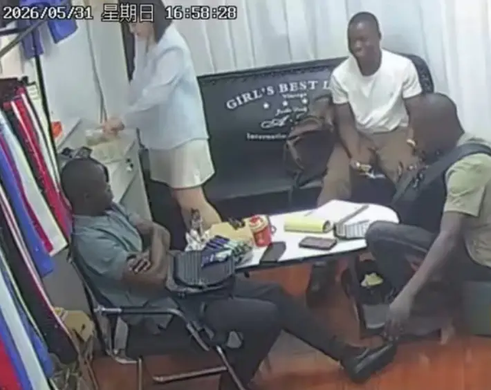 《三个黑人买衣服》监控录像完整版无删减 - 美女老板娘单挑三个黑人高清视频 - 三英战吕布八分钟完整版在线观看