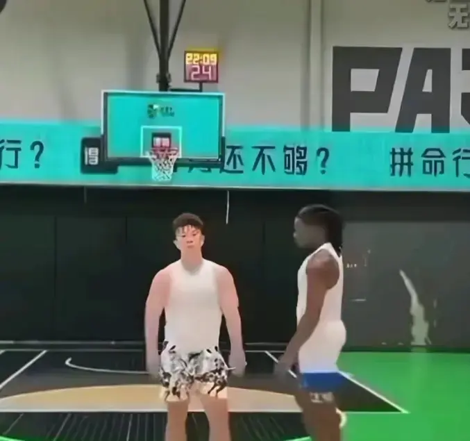《牛教练的裤子》HD1080P免费观看-牛教练本以为是教黑哥练低位单打-结果他从背后掏的不是篮球而是物理教材《牛教练的裤子》